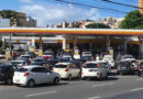 Após reajuste da Petrobras, brasileiros cruzam fronteira e enfrentam fila para abastecer na Argentina; média é de R$ 4,50 por litro de gasolina