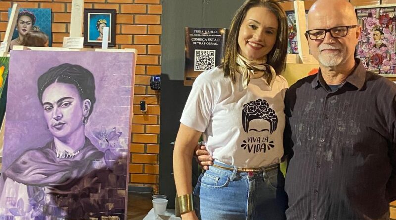 Na imagem, Selma Pszdzimirski e sua tela, acompanhada de Cláudio Loes.