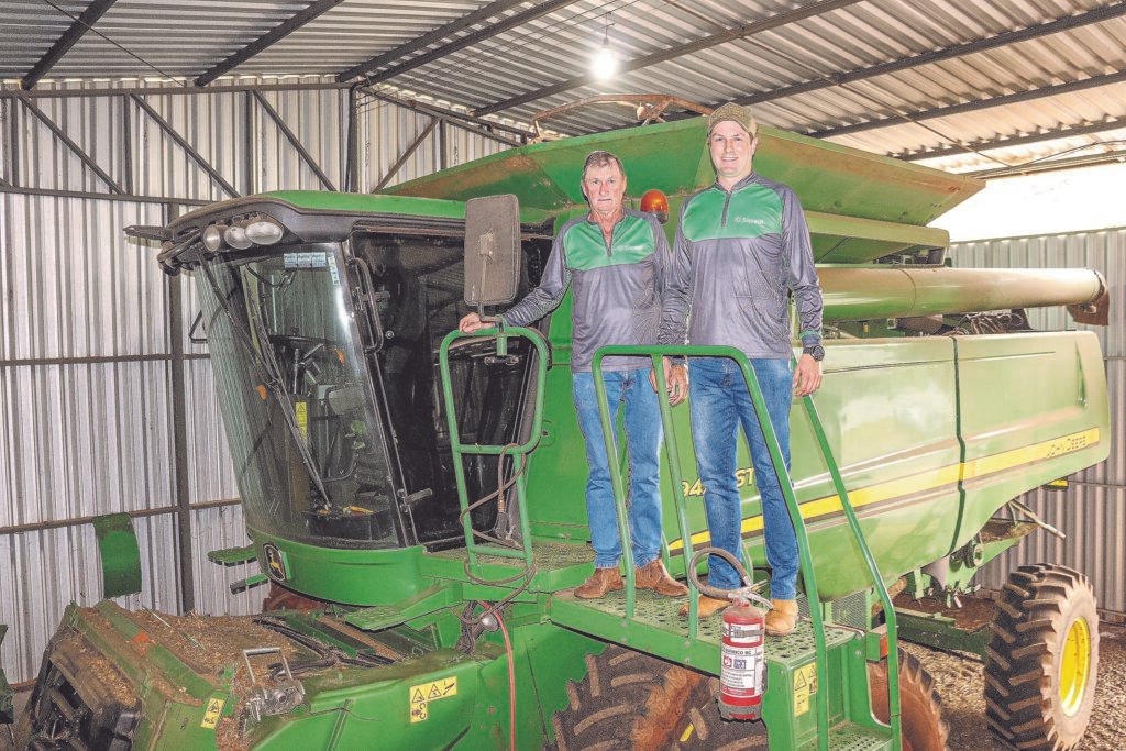 Darcysio e Darlan exibem a mais nova aquisição, adquirida com apoio do Sicredi. Colheitadeira de rotor vai garantir mais qualidade ao feijão colhido na propriedade. thumbnail
