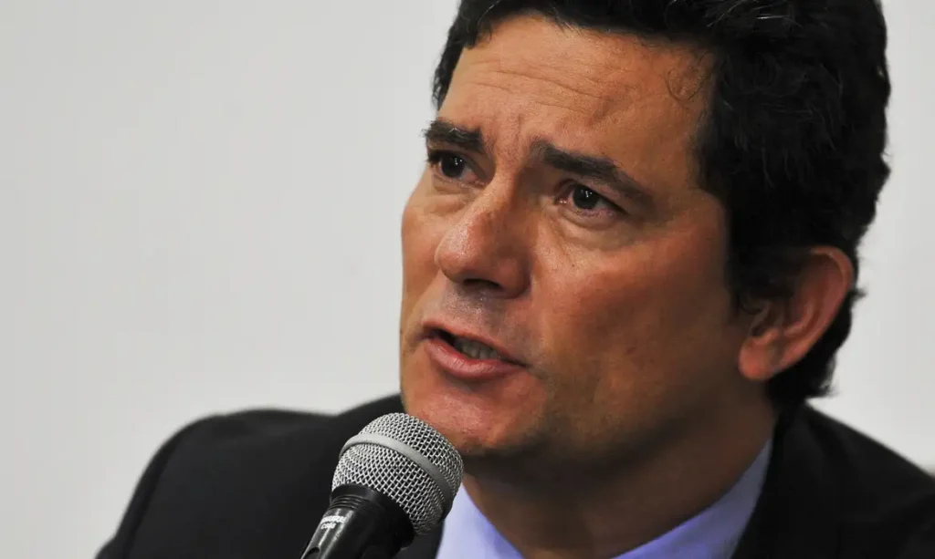 o_ministro_da_justica_e_seguranca_publica_sergio_moro_fala_a_imprensa_0424202564 thumbnail